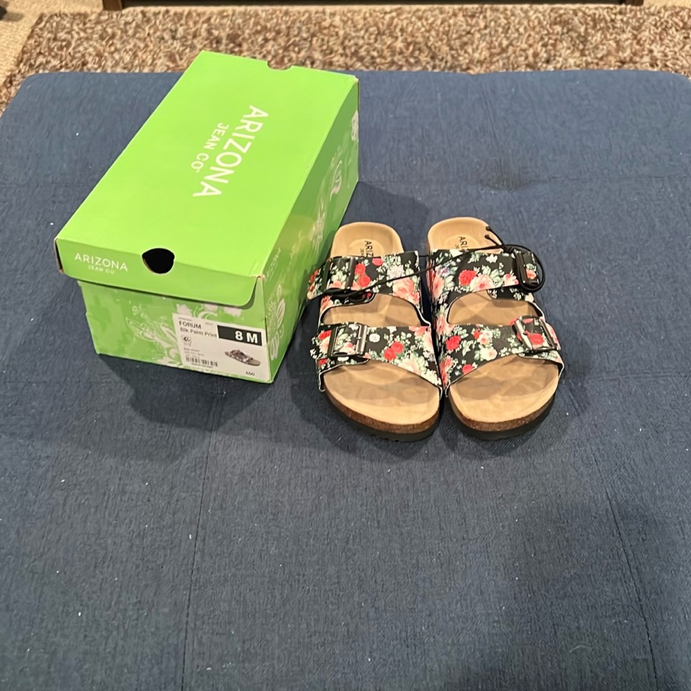 NWT Arizona Jean Co Black Palm print sandal (size 8M)